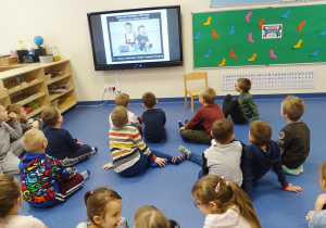 02 Dzieci oglądają prezentację